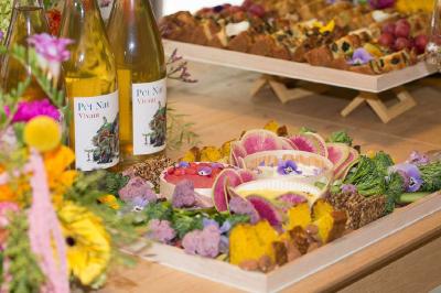 Miniature Traiteur Paris 3 (Paris) - Karmama #28 Plateau coloré de crudités, fromages, dips, fruits secs et fleurs comestibles disposés de manière artistique.