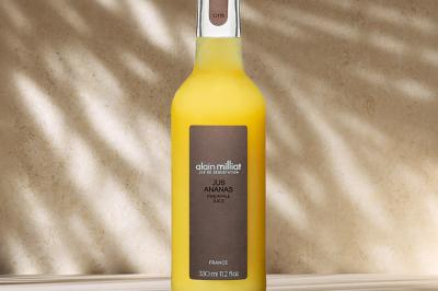 Plateau coloré de crudités, fromages, dips, fruits secs et fleurs comestibles disposés de manière artistique.