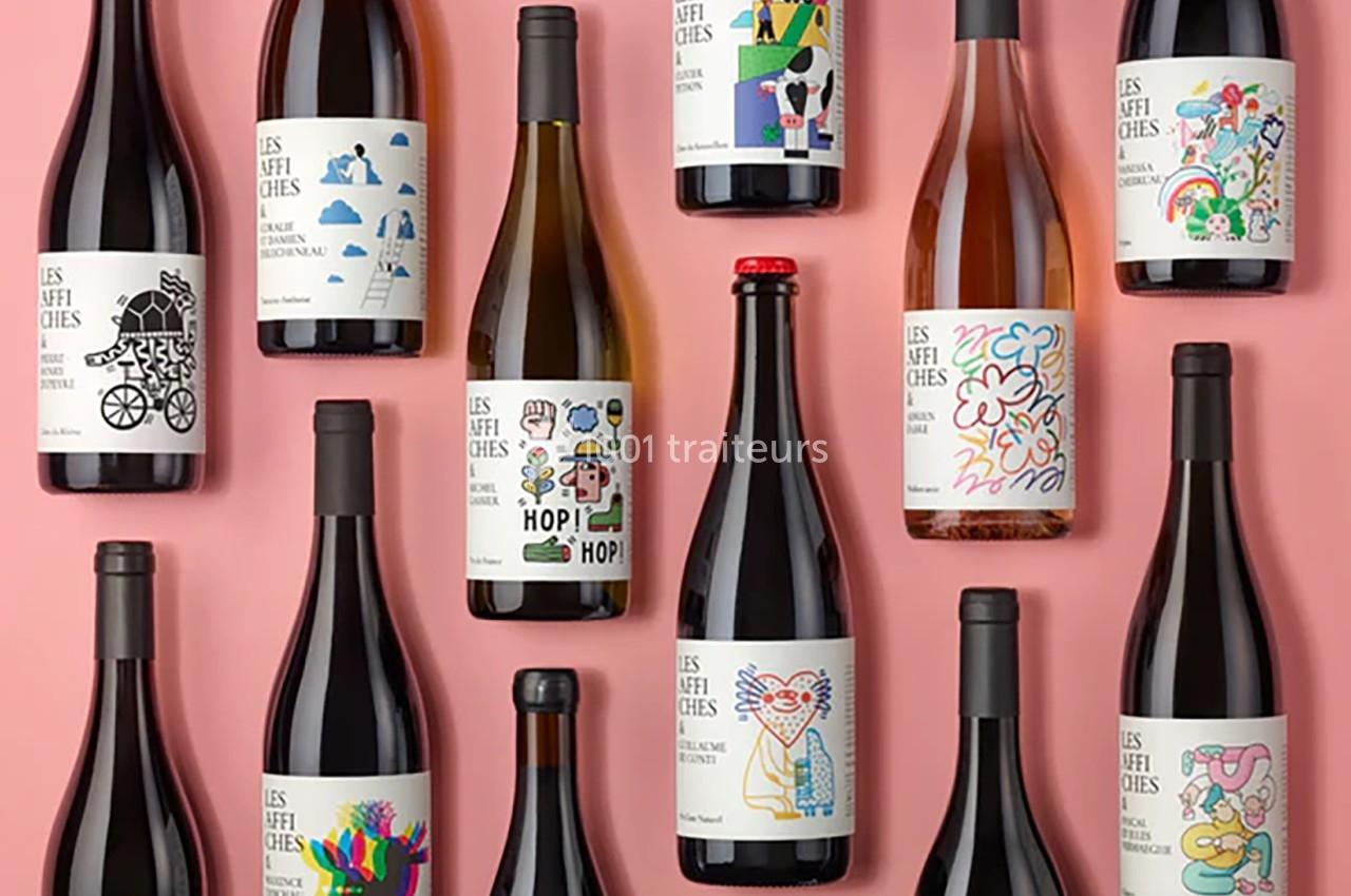 Bouteilles de vin aux étiquettes colorées et illustrées, disposées sur un fond rose.