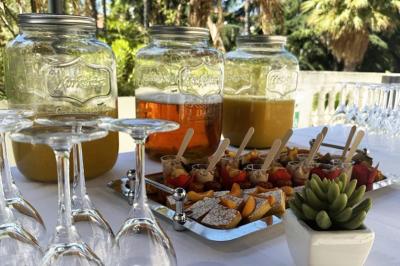 Deux machines à sous lumineuses avec écrans colorés, une personne assise devant l'une d'elles dans un casino.