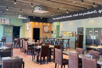 Miniature Traiteur Lyon 9 (Rhône) - Traiteur une Faim d'Apprendre #11 Assortiment de grillades, samoussas, légumes et sauce, garni d'oignons et tomates cerises.