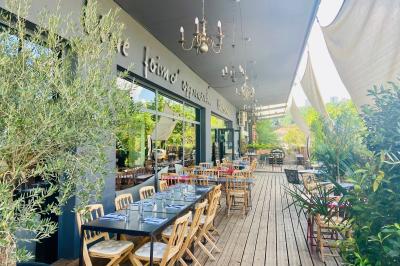 Miniature Traiteur Lyon 9 (Rhône) - Traiteur une Faim d'Apprendre #18 Assortiment de grillades, samoussas, légumes et sauce, garni d'oignons et tomates cerises.