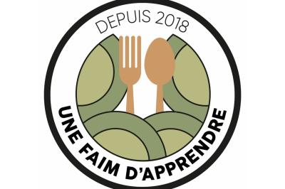 Miniature Traiteur Lyon 9 (Rhône) - Traiteur une Faim d'Apprendre #17 Assortiment de grillades, samoussas, légumes et sauce, garni d'oignons et tomates cerises.