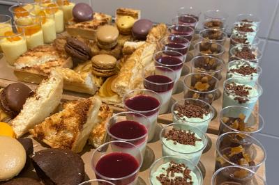 Miniature Traiteur Lyon 9 (Rhône) - Traiteur une Faim d'Apprendre #6 Assortiment de grillades, samoussas, légumes et sauce, garni d'oignons et tomates cerises.