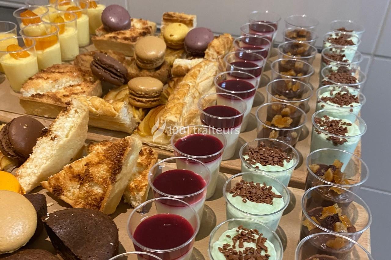 Plateau de desserts variés comprenant macarons, verrines sucrées, gâteaux et pâtisseries.