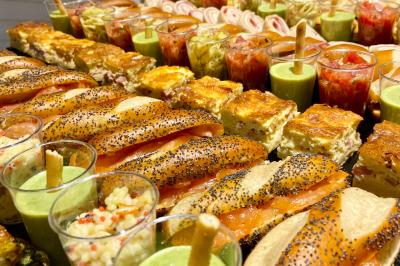 Miniature Traiteur Lyon 9 (Rhône) - Traiteur une Faim d'Apprendre #2 Assortiment de grillades, samoussas, légumes et sauce, garni d'oignons et tomates cerises.