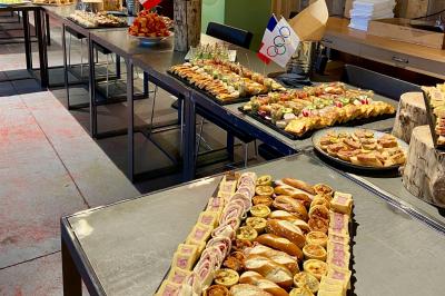 Miniature Traiteur Lyon 9 (Rhône) - Traiteur une Faim d'Apprendre #3 Assortiment de grillades, samoussas, légumes et sauce, garni d'oignons et tomates cerises.