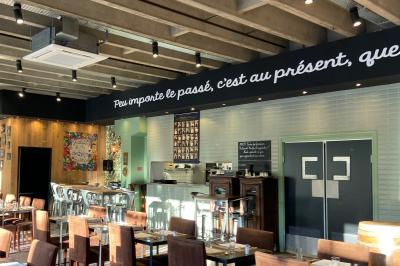 Miniature Traiteur Lyon 9 (Rhône) - Traiteur une Faim d'Apprendre #19 Assortiment de grillades, samoussas, légumes et sauce, garni d'oignons et tomates cerises.