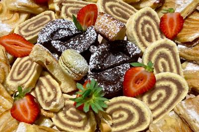 Miniature Traiteur Lyon 9 (Rhône) - Traiteur une Faim d'Apprendre #8 Assortiment de grillades, samoussas, légumes et sauce, garni d'oignons et tomates cerises.