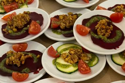 Miniature Traiteur Lyon 9 (Rhône) - Traiteur une Faim d'Apprendre #9 Assortiment de grillades, samoussas, légumes et sauce, garni d'oignons et tomates cerises.