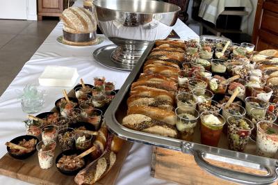 Miniature Traiteur Lyon 9 (Rhône) - Traiteur une Faim d'Apprendre #12 Assortiment de grillades, samoussas, légumes et sauce, garni d'oignons et tomates cerises.