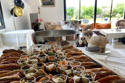 Miniature Traiteur Lyon 9 (Rhône) - Traiteur une Faim d'Apprendre #14 Assortiment de grillades, samoussas, légumes et sauce, garni d'oignons et tomates cerises.