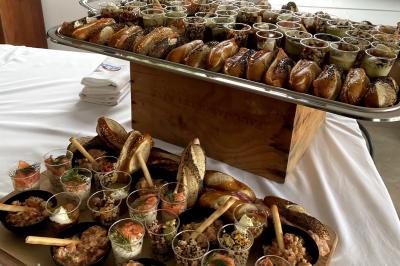 Miniature Traiteur Lyon 9 (Rhône) - Traiteur une Faim d'Apprendre #15 Assortiment de grillades, samoussas, légumes et sauce, garni d'oignons et tomates cerises.