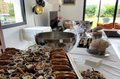 Miniature Traiteur Lyon 9 (Rhône) - Traiteur une Faim d'Apprendre #16 Assortiment de grillades, samoussas, légumes et sauce, garni d'oignons et tomates cerises.