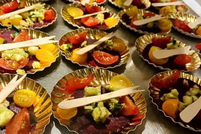 Miniature Traiteur Lyon 9 (Rhône) - Traiteur une Faim d'Apprendre #10 Assortiment de grillades, samoussas, légumes et sauce, garni d'oignons et tomates cerises.