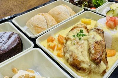 Miniature Traiteur Lyon 9 (Rhône) - Traiteur une Faim d'Apprendre #20 Assortiment de grillades, samoussas, légumes et sauce, garni d'oignons et tomates cerises.