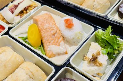 Miniature Traiteur Lyon 9 (Rhône) - Traiteur une Faim d'Apprendre #21 Assortiment de grillades, samoussas, légumes et sauce, garni d'oignons et tomates cerises.