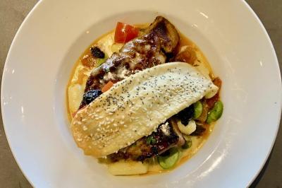 Miniature Traiteur Lyon 9 (Rhône) - Traiteur une Faim d'Apprendre #23 Assortiment de grillades, samoussas, légumes et sauce, garni d'oignons et tomates cerises.