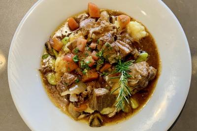 Miniature Traiteur Lyon 9 (Rhône) - Traiteur une Faim d'Apprendre #24 Assortiment de grillades, samoussas, légumes et sauce, garni d'oignons et tomates cerises.