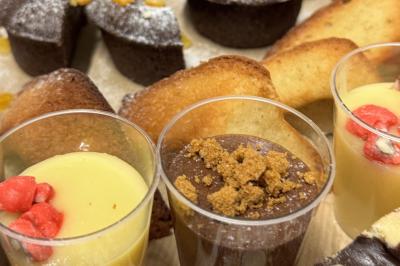 Miniature Traiteur Lyon 9 (Rhône) - Traiteur une Faim d'Apprendre #25 Assortiment de grillades, samoussas, légumes et sauce, garni d'oignons et tomates cerises.