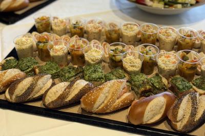 Miniature Traiteur Lyon 9 (Rhône) - Traiteur une Faim d'Apprendre #26 Assortiment de grillades, samoussas, légumes et sauce, garni d'oignons et tomates cerises.