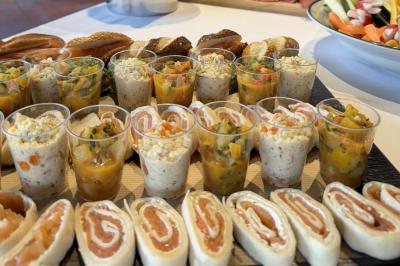 Miniature Traiteur Lyon 9 (Rhône) - Traiteur une Faim d'Apprendre #27 Assortiment de grillades, samoussas, légumes et sauce, garni d'oignons et tomates cerises.