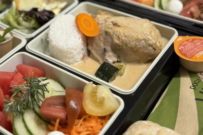 Miniature Traiteur Lyon 9 (Rhône) - Traiteur une Faim d'Apprendre #28 Assortiment de grillades, samoussas, légumes et sauce, garni d'oignons et tomates cerises.