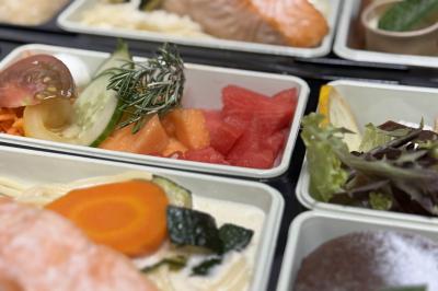 Miniature Traiteur Lyon 9 (Rhône) - Traiteur une Faim d'Apprendre #29 Assortiment de grillades, samoussas, légumes et sauce, garni d'oignons et tomates cerises.