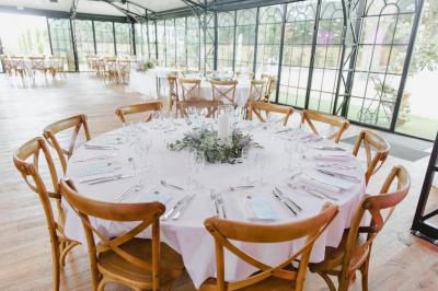 Miniature Viens on Sème  #2 Bougies allumées sur une table décorée avec des verres, assiettes empilées et serviettes pliées.