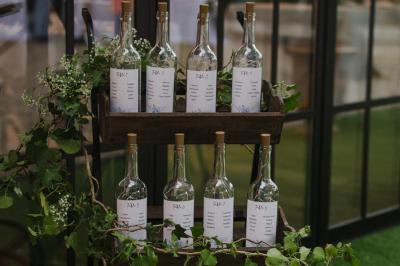 Miniature Viens on Sème  #9 Bougies allumées sur une table décorée avec des verres, assiettes empilées et serviettes pliées.