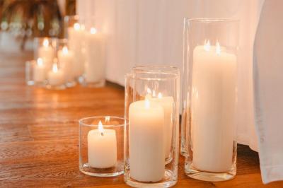 Miniature Viens on Sème  #12 Bougies allumées sur une table décorée avec des verres, assiettes empilées et serviettes pliées.