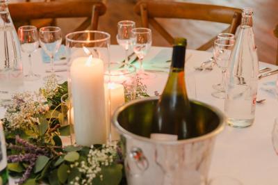 Miniature Viens on Sème  #13 Bougies allumées sur une table décorée avec des verres, assiettes empilées et serviettes pliées.