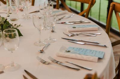 Miniature Viens on Sème  #14 Bougies allumées sur une table décorée avec des verres, assiettes empilées et serviettes pliées.