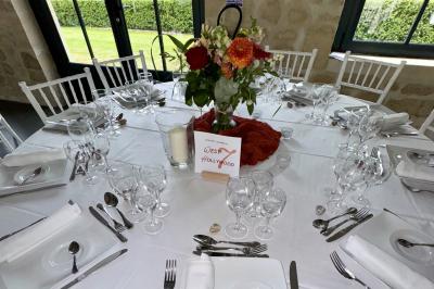 Miniature Viens on Sème  #3 Bougies allumées sur une table décorée avec des verres, assiettes empilées et serviettes pliées.