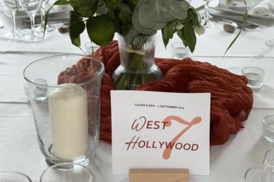 Miniature Viens on Sème  #15 Bougies allumées sur une table décorée avec des verres, assiettes empilées et serviettes pliées.