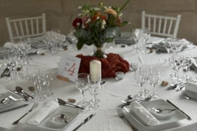 Miniature Viens on Sème  #16 Bougies allumées sur une table décorée avec des verres, assiettes empilées et serviettes pliées.