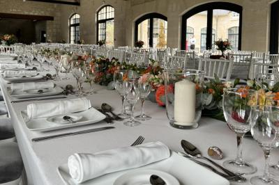 Miniature Viens on Sème  #5 Bougies allumées sur une table décorée avec des verres, assiettes empilées et serviettes pliées.