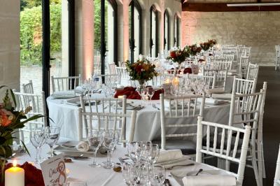 Miniature Viens on Sème  #6 Bougies allumées sur une table décorée avec des verres, assiettes empilées et serviettes pliées.