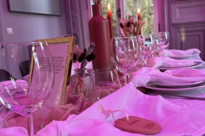 Miniature Viens on Sème  #7 Bougies allumées sur une table décorée avec des verres, assiettes empilées et serviettes pliées.