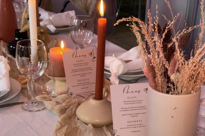 Miniature Viens on Sème  #11 Bougies allumées sur une table décorée avec des verres, assiettes empilées et serviettes pliées.