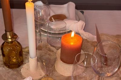 Miniature Viens on Sème  #18 Bougies allumées sur une table décorée avec des verres, assiettes empilées et serviettes pliées.
