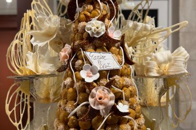 Table garnie de bouteilles de vin, verres, raisins noirs et noix, décorée avec des éléments naturels et boisés.