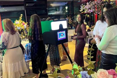 Table garnie de bouteilles de vin, verres, raisins noirs et noix, décorée avec des éléments naturels et boisés.
