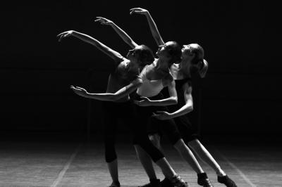 Miniature Event&co Art'gency #3 Un homme déguisé en Père Noël lit une lettre avec deux enfants souriants dans un décor chaleureux.