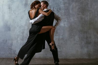 Miniature Event&co Art'gency #4 Un homme déguisé en Père Noël lit une lettre avec deux enfants souriants dans un décor chaleureux.