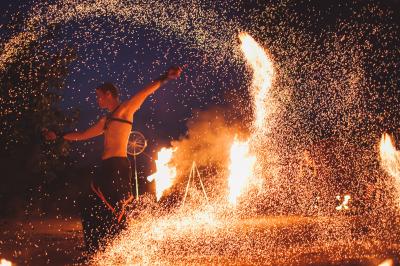 Miniature Event&co Art'gency #5 Un homme déguisé en Père Noël lit une lettre avec deux enfants souriants dans un décor chaleureux.