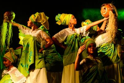 Miniature Event&co Art'gency #6 Un homme déguisé en Père Noël lit une lettre avec deux enfants souriants dans un décor chaleureux.
