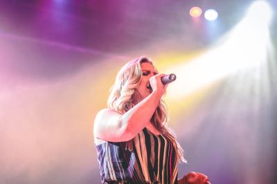 Miniature Event&co Art'gency #7 Un homme déguisé en Père Noël lit une lettre avec deux enfants souriants dans un décor chaleureux.