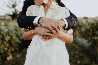 Salle décorée avec des fûts recyclés en tables, éclairage chaleureux et éléments rustiques en bois.