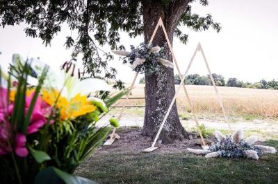 Salle décorée avec des fûts recyclés en tables, éclairage chaleureux et éléments rustiques en bois.